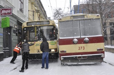 У Чернівцях через ожеледицю "поцілувалися" два тролейбуси