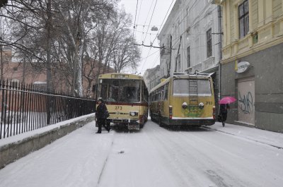 У Чернівцях через ожеледицю "поцілувалися" два тролейбуси