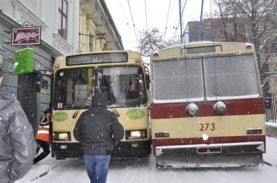 У Чернівцях через ожеледицю "поцілувалися" два тролейбуси