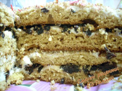 Медовий торт із чорносливом