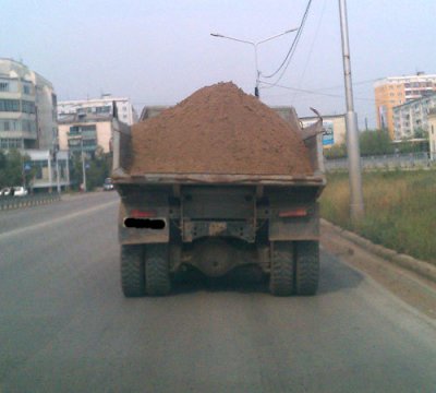 У Чернівцях заборонили перевозити пісок у відкритих кузовах