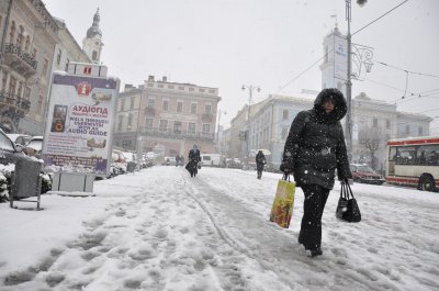 Весняний снігопад перетворив вулиці Чернівців у калюжі