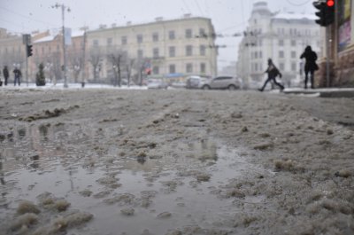 Весняний снігопад перетворив вулиці Чернівців у калюжі