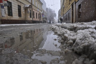 Весняний снігопад перетворив вулиці Чернівців у калюжі