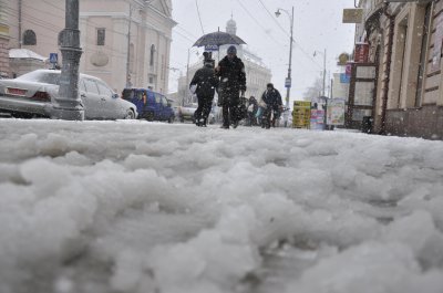 Весняний снігопад перетворив вулиці Чернівців у калюжі