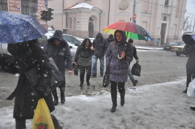 Весняний снігопад перетворив вулиці Чернівців у калюжі