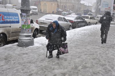 Весняний снігопад перетворив вулиці Чернівців у калюжі