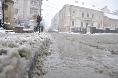 Весняний снігопад перетворив вулиці Чернівців у калюжі