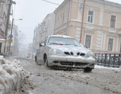 Весняний снігопад перетворив вулиці Чернівців у калюжі