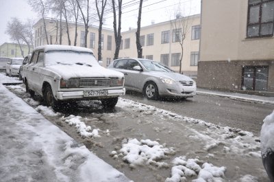 Весняний снігопад перетворив вулиці Чернівців у калюжі