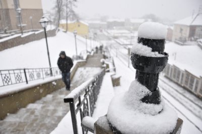 Весняний снігопад перетворив вулиці Чернівців у калюжі