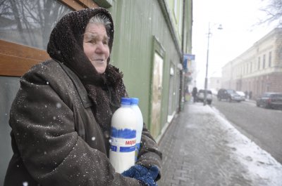 Весняний снігопад перетворив вулиці Чернівців у калюжі