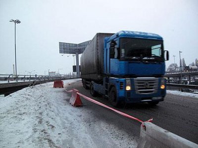 Азаров пропонує прибрати фури з основних автомагістралей
