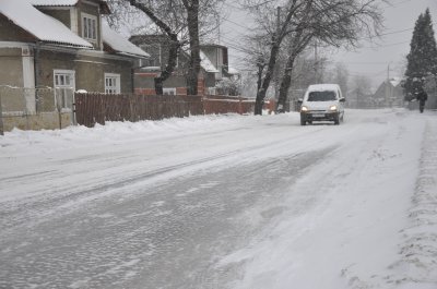 Чернівецькі дороги вкрило льодом, а комунальників не видно