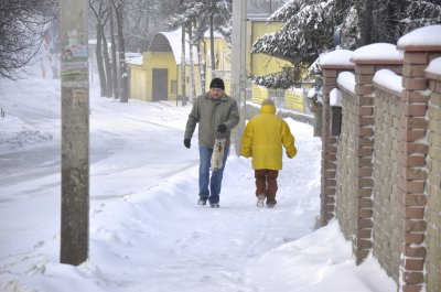 Чернівецькі дороги вкрило льодом, а комунальників не видно