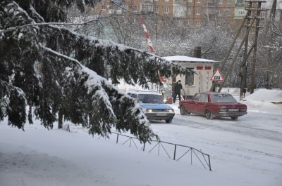 Чернівецькі дороги вкрило льодом, а комунальників не видно