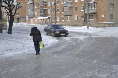 Чернівецькі дороги вкрило льодом, а комунальників не видно