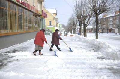 Чернівецькі дороги вкрило льодом, а комунальників не видно