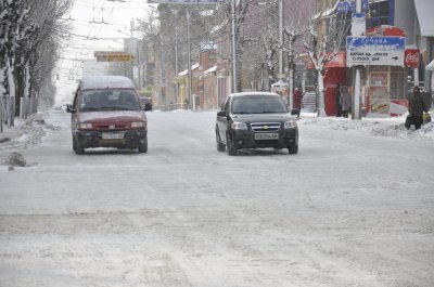 Чернівецькі дороги вкрило льодом, а комунальників не видно