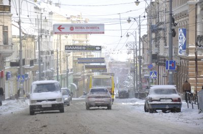 Чернівецькі дороги вкрило льодом, а комунальників не видно