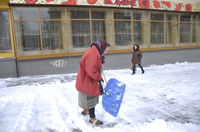 Чернівецькі дороги вкрило льодом, а комунальників не видно