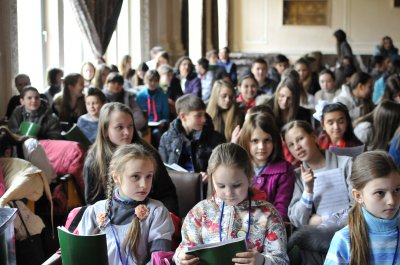 Чернівецькі школярі вивчають хоровий спів з диригенткою з США