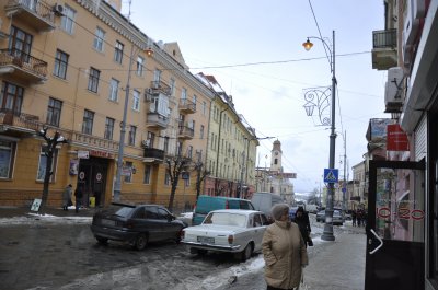 У Чернівцях поблизу ратуші серед білого дня горять вуличні ліхтарі