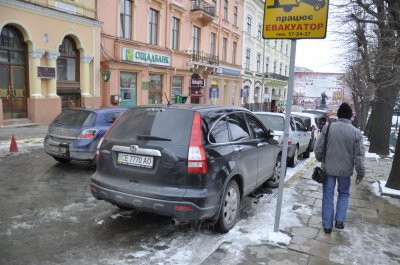 Іномарки під ратушею в Чернівцях знову блокують рух транспорту