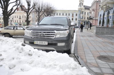 Іномарки під ратушею в Чернівцях знову блокують рух транспорту