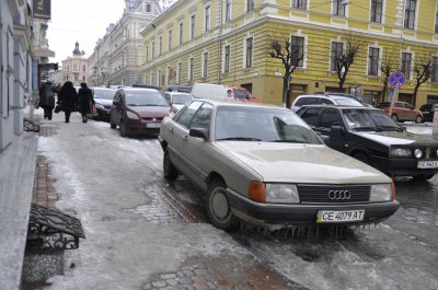 Іномарки під ратушею в Чернівцях знову блокують рух транспорту