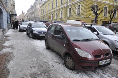 Іномарки під ратушею в Чернівцях знову блокують рух транспорту