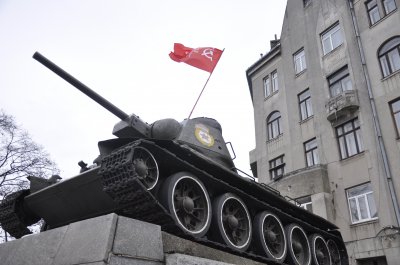 У Чернівцях на танку почепили червоний прапор