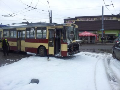 У Чернівцях біля автовокзалу горів тролейбус