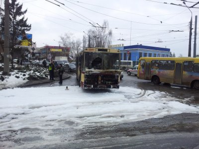 У Чернівцях біля автовокзалу горів тролейбус