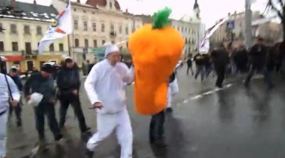 На мітингу опозиції в Чернівцях з’явилися провокатори з "морквою"