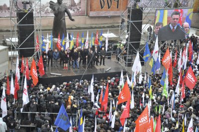 У Чернівцях Яценюк буковинською говіркою звернувся до семи тисяч людей