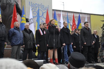 У Чернівцях Яценюк буковинською говіркою звернувся до семи тисяч людей