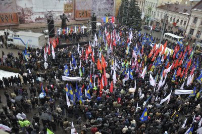 У Чернівцях Яценюк буковинською говіркою звернувся до семи тисяч людей