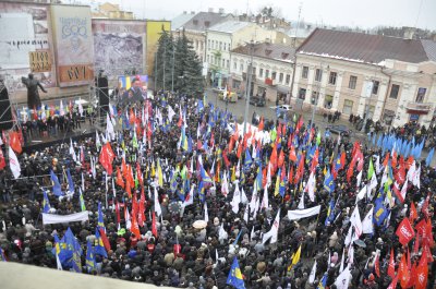 У Чернівцях Яценюк буковинською говіркою звернувся до семи тисяч людей