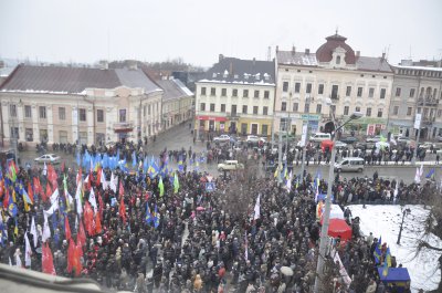 У Чернівцях Яценюк буковинською говіркою звернувся до семи тисяч людей