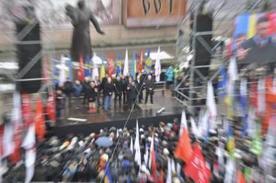 У Чернівцях Яценюк буковинською говіркою звернувся до семи тисяч людей