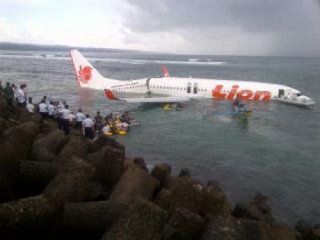 Біля острова Балі в море впав пасажирський літак