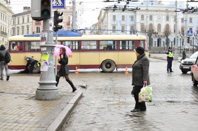 У центрі Чернівців авто врізалося в тролейбус