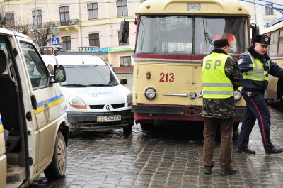 У центрі Чернівців авто врізалося в тролейбус