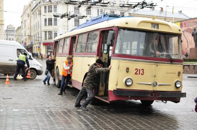 У центрі Чернівців авто врізалося в тролейбус