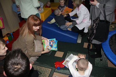 Чернівецькі студенти-медики подарували дітям книги