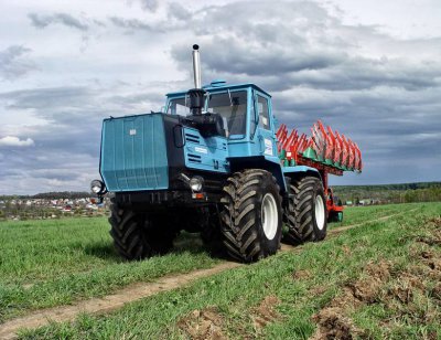 Азаров хоче пересадити українських фермерів на вітчизняні трактори