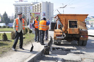 У Чернівцях почали асфальтувати ями