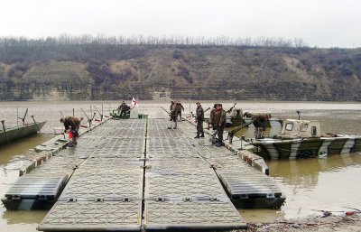 Військові понтонери встановили дві поромні переправи через Дністер