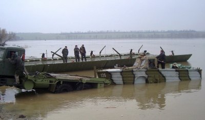 Військові понтонери встановили дві поромні переправи через Дністер